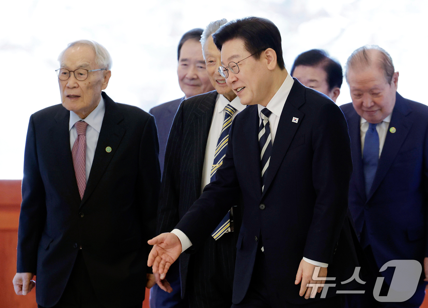 (서울=뉴스1) 허경 기자 = 이재명 대통령이 25일 청와대에서 열린 더불어민주당 상임고문단 오찬 간담회에 입장하고 있다. (청와대통신사진기자단) 2026.2.25/뉴스1