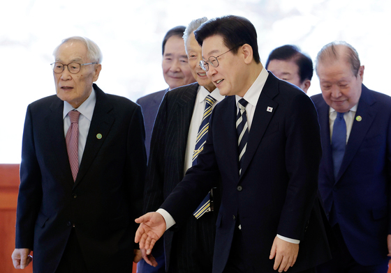 민주당 상임고문단과 함께 입장하는 이재명 대통령