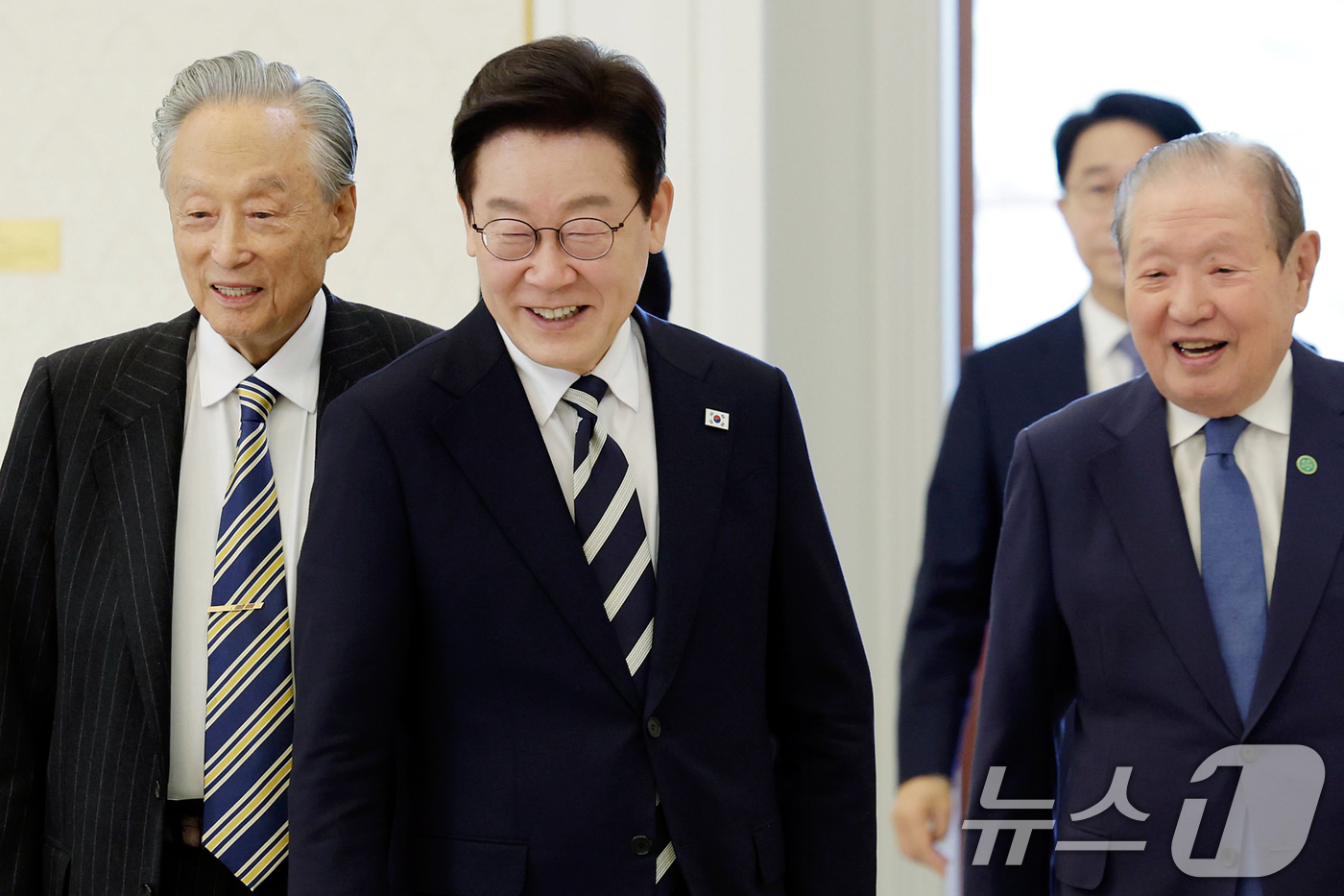 (서울=뉴스1) 허경 기자 = 이재명 대통령이 25일 청와대에서 열린 더불어민주당 상임고문단 오찬 간담회에 입장하고 있다. (청와대통신사진기자단) 2026.2.25/뉴스1