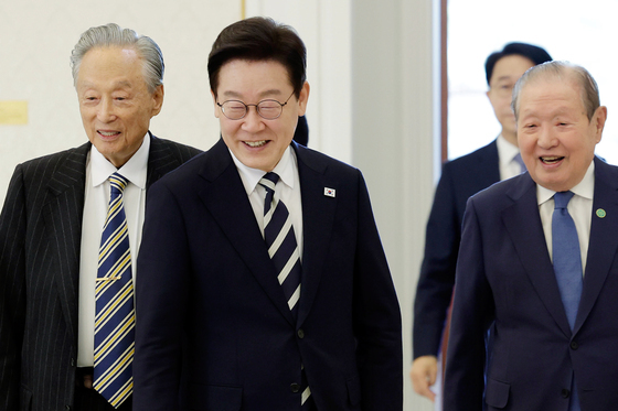 더불어민주당 상임고문단과 함께 입장하는 이재명 대통령