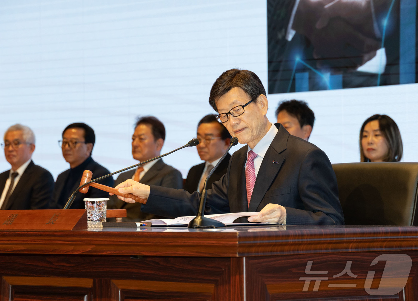 (서울=뉴스1) = 윤진식 한국무역협회 회장이 25일 서울 강남구 코엑스에서 열린 2026년도 한국무역협회 정기총회에서 의사봉을 두드리고 있다. (한국무역협회 제공. 재판매 및 D …