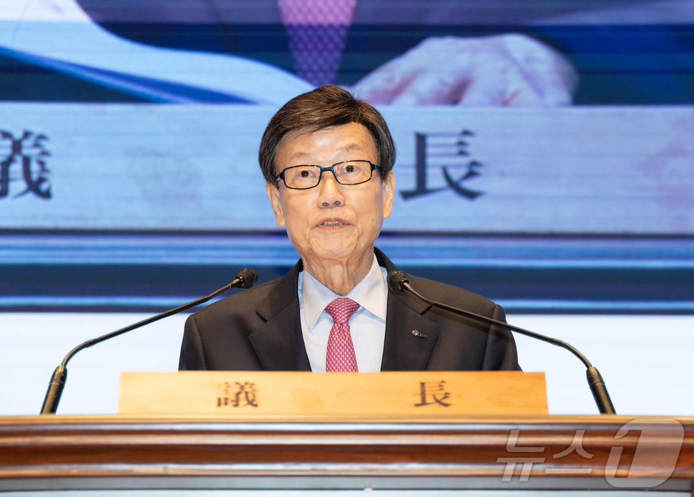 (서울=뉴스1) = 윤진식 한국무역협회 회장이 25일 서울 강남구 코엑스에서 열린 2026년도 한국무역협회 정기총회에서 개회사를 하고 있다. (한국무역협회 제공. 재판매 및 DB …