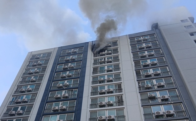 정읍 아파트서 불…연기흡입 70대 여성 이송