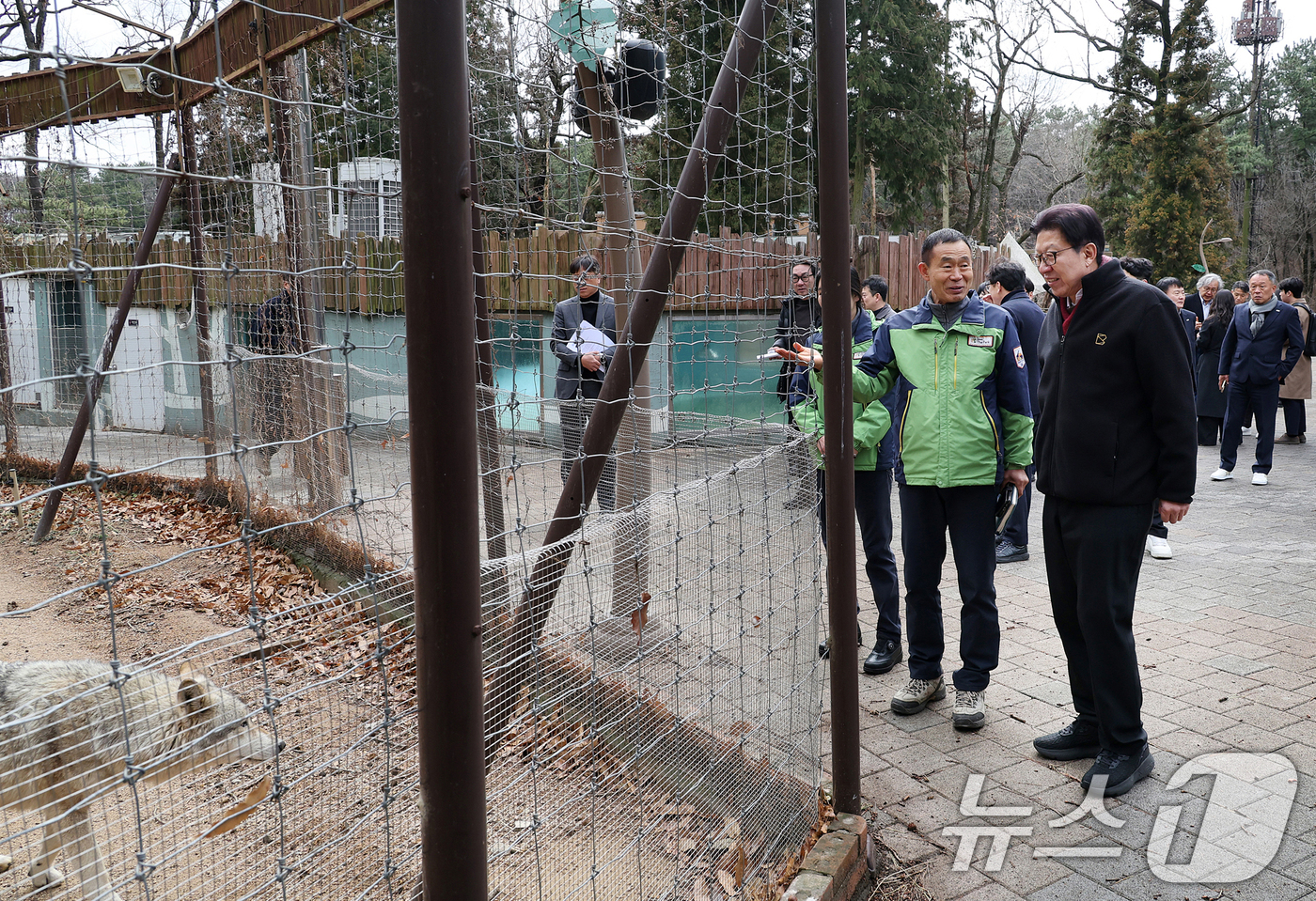 (부산=뉴스1) 윤일지 기자 = 박형준 부산시장이 25일 부산 초읍 어린이대공원 동물원에서 부산 유일 동물원 정상화를 위한 공립동물원 착수 브리핑을 한 뒤 동물원을 점검하고 있다. …