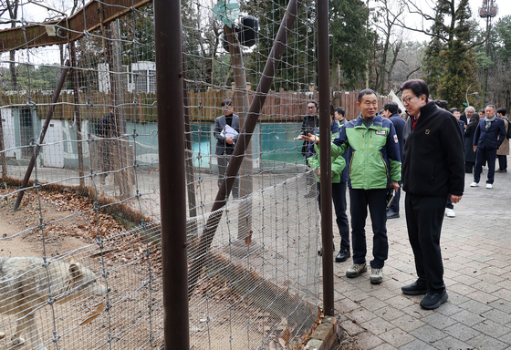 부산 유일 동물원 점검하는 박형준 부산시장