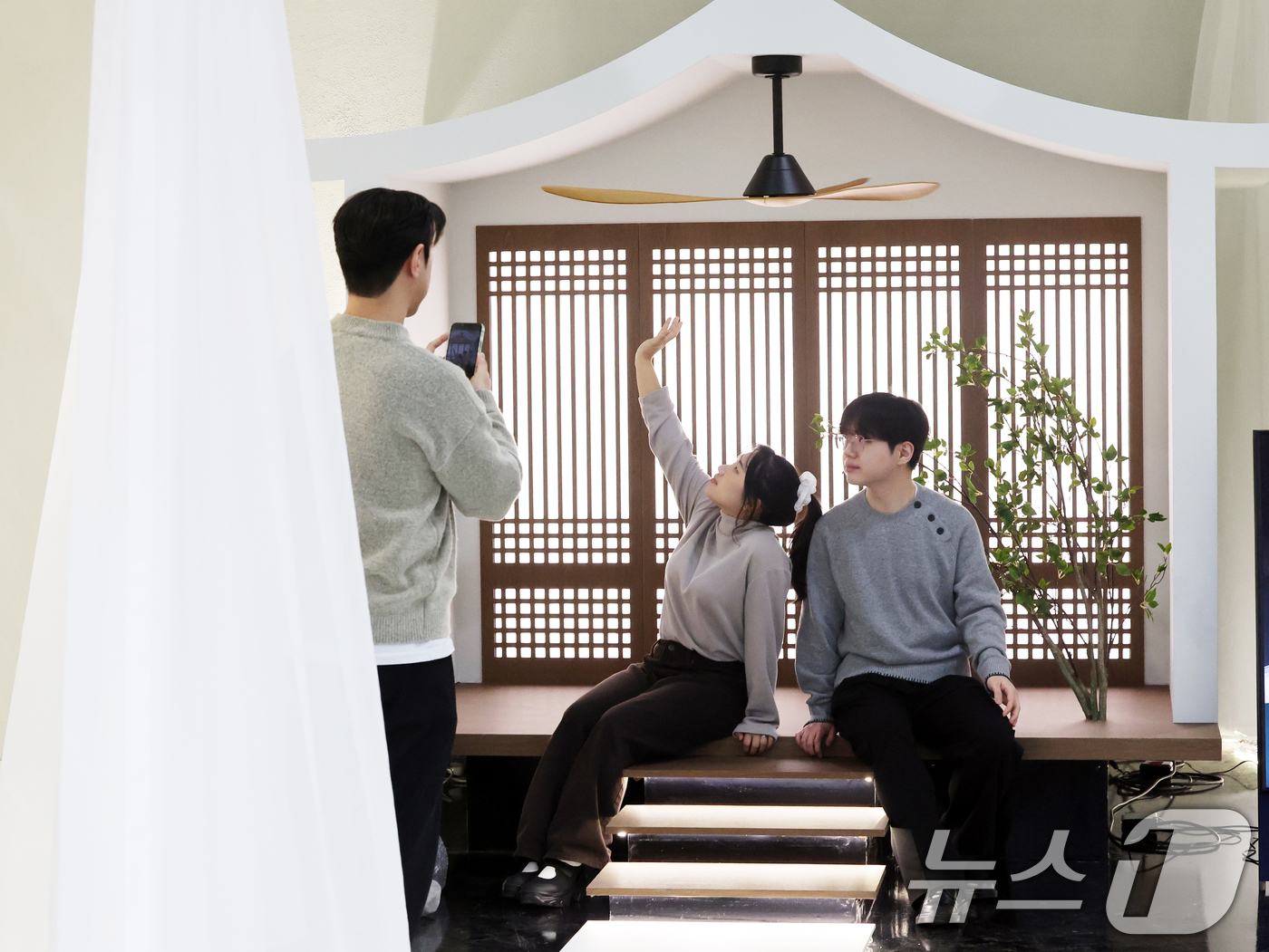 (서울=뉴스1) 황기선 기자 = 25일 서울 강남구 코엑스에서 열린 '제31회 서울리빙디자인페어'에서 관람객들이 전시품을 살펴보고 있다.  2026.2.25/뉴스1