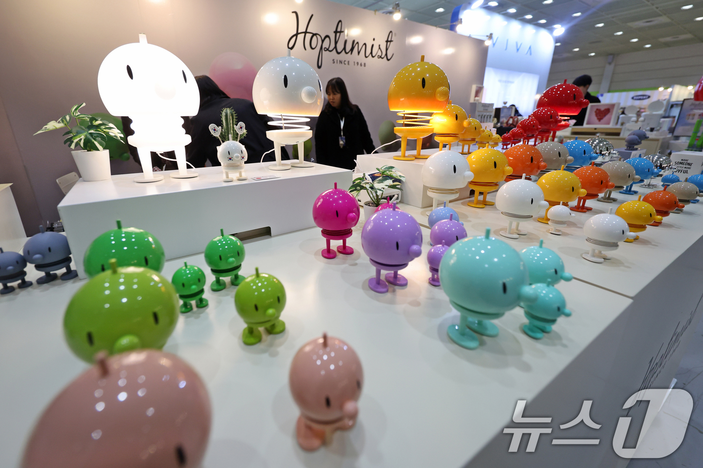 (서울=뉴스1) 황기선 기자 = 25일 서울 강남구 코엑스에서 열린 '제31회 서울리빙디자인페어'에서 관람객들이 전시품을 살펴보고 있다.  2026.2.25/뉴스1