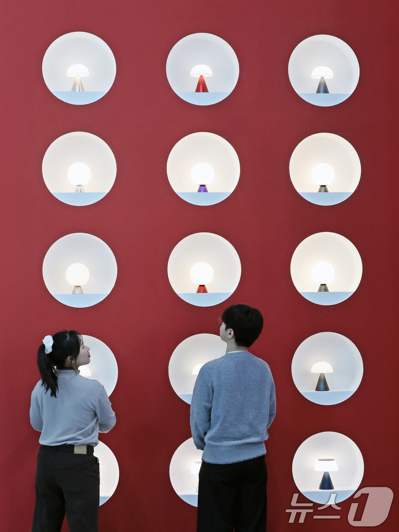 (서울=뉴스1) 황기선 기자 = 25일 서울 강남구 코엑스에서 열린 '제31회 서울리빙디자인페어'에서 관람객들이 전시품을 살펴보고 있다.  2026.2.25/뉴스1