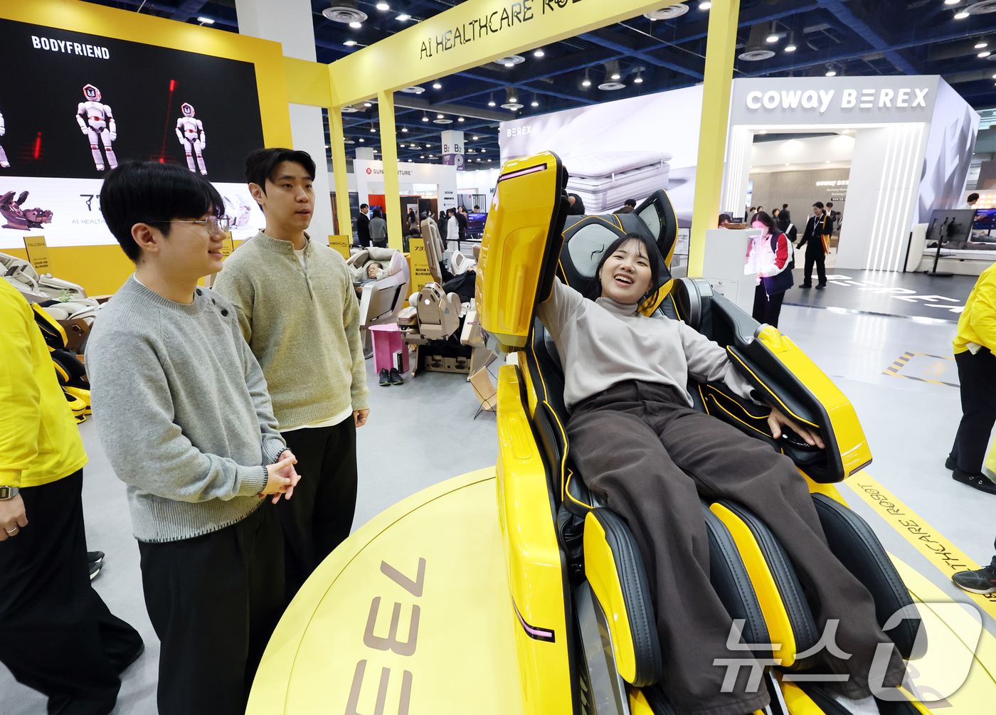 (서울=뉴스1) 황기선 기자 = 25일 서울 강남구 코엑스에서 열린 '제31회 서울리빙디자인페어'에서 관람객들이 바디프렌드 AI 헬스케어로봇을 체험하고 있다.  2026.2.25/ …