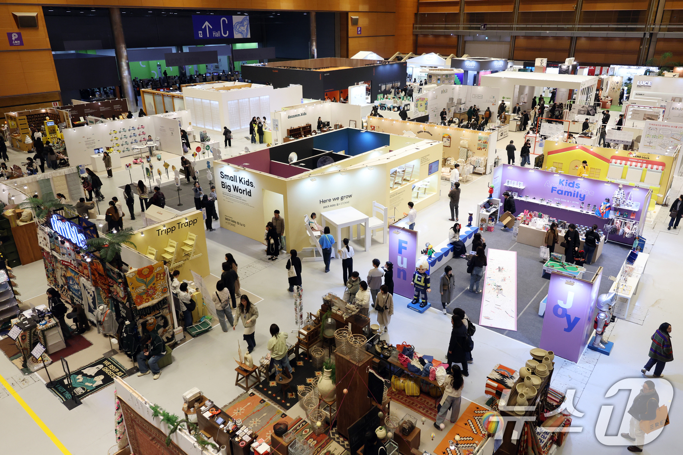 (서울=뉴스1) 황기선 기자 = 25일 서울 강남구 코엑스에서 열린 '제31회 서울리빙디자인페어'에서 관람객들이 전시품을 살펴보고 있다. 2026.2.25/뉴스1