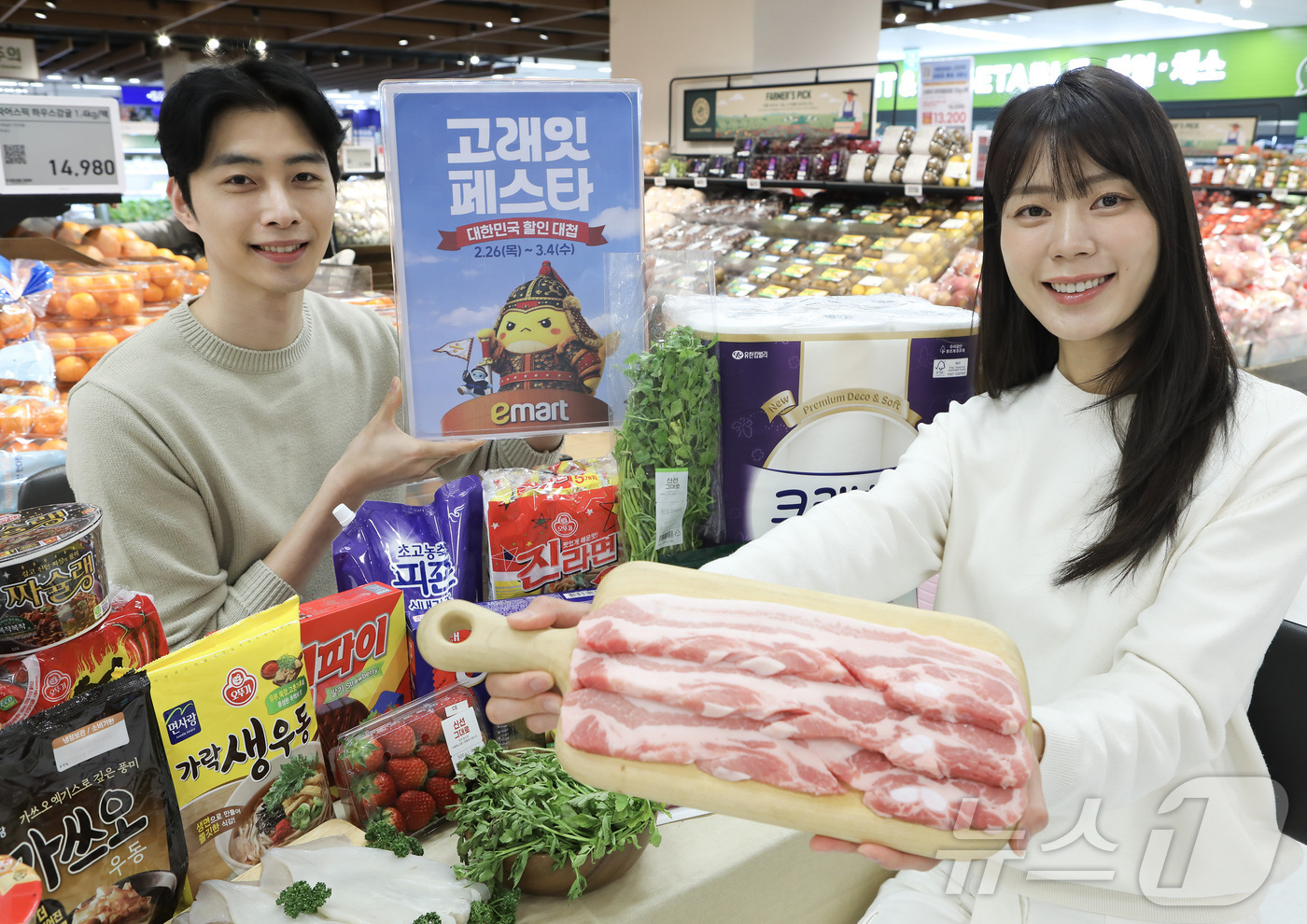 (서울=뉴스1) = 25일 오전 이마트 용산점에서 모델들이 오는 26일부터 3월 4일까지 진행되는 봄맞이 '고래잇 페스타' 1주차 행사 상품을 소개하고 있다. (이마트 제공. 재판 …