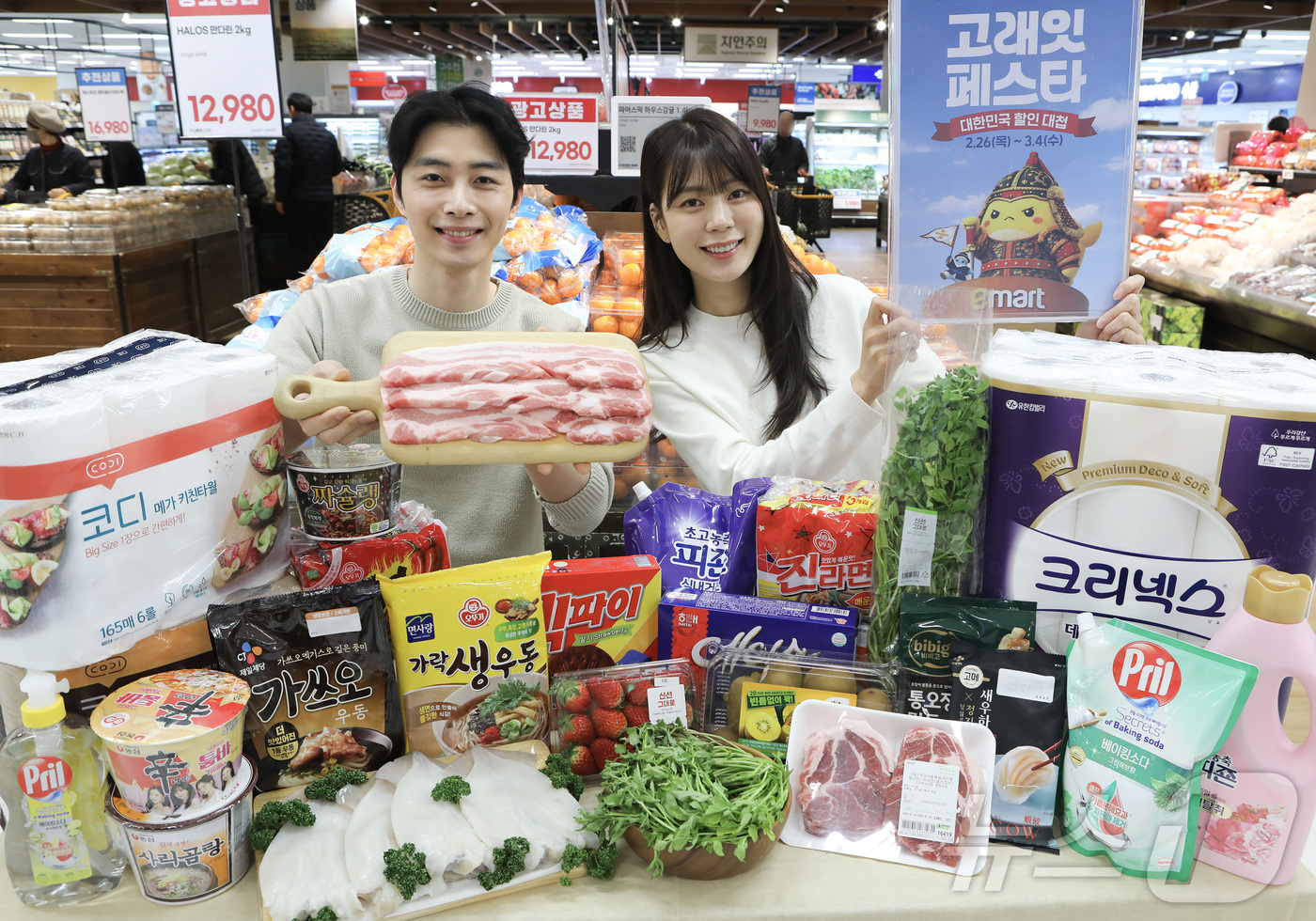 (서울=뉴스1) = 25일 오전 이마트 용산점에서 모델들이 오는 26일부터 3월 4일까지 진행되는 봄맞이 '고래잇 페스타' 1주차 행사 상품을 소개하고 있다. (이마트 제공. 재판 …