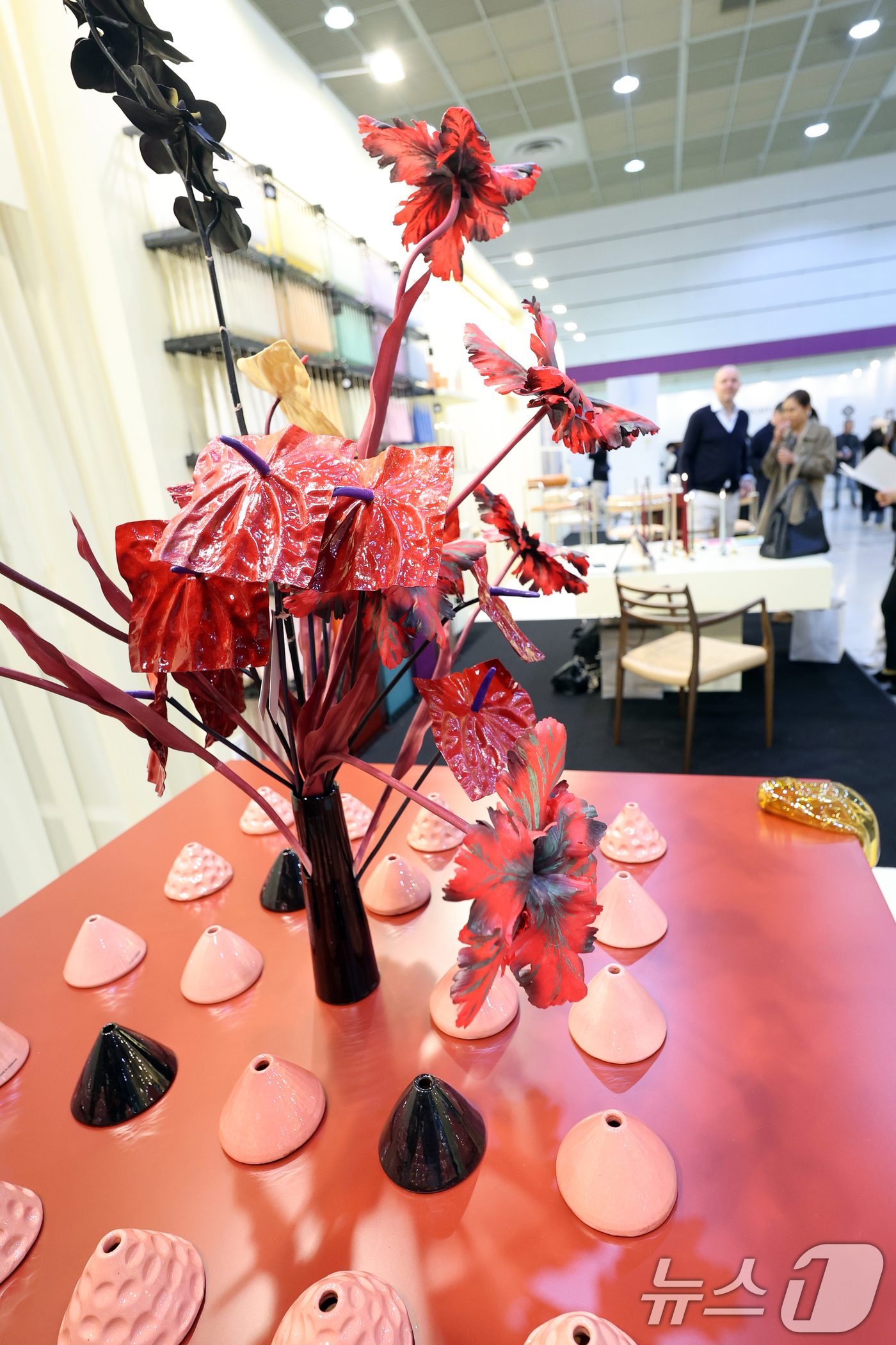 (서울=뉴스1) 황기선 기자 = 25일 서울 강남구 코엑스에서 열린 '제31회 서울리빙디자인페어'에서 관람객들이 전시품을 살펴보고 있다. 2026.2.25/뉴스1