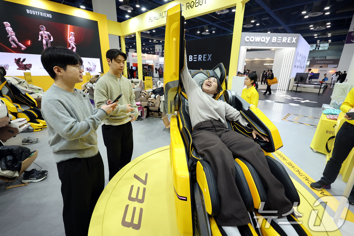 (서울=뉴스1) 황기선 기자 = 25일 서울 강남구 코엑스에서 열린 '제31회 서울리빙디자인페어'에서 관람객들이 바디프렌드 AI 헬스케어로봇을 체험하고 있다. 2026.2.25/뉴 …