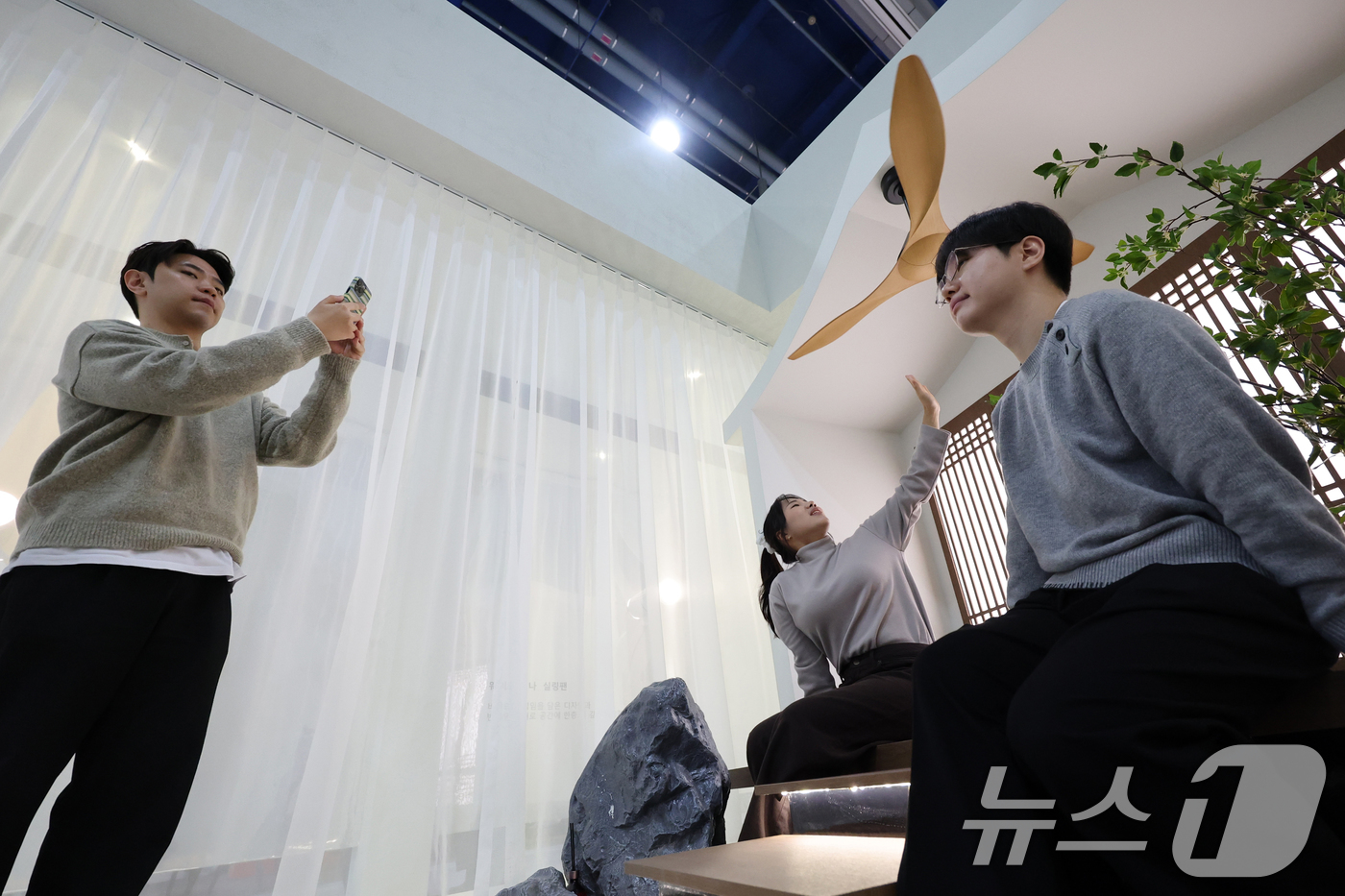 (서울=뉴스1) 황기선 기자 = 25일 서울 강남구 코엑스에서 열린 '제31회 서울리빙디자인페어'에서 관람객들이 전시품을 살펴보고 있다. 2026.2.25/뉴스1