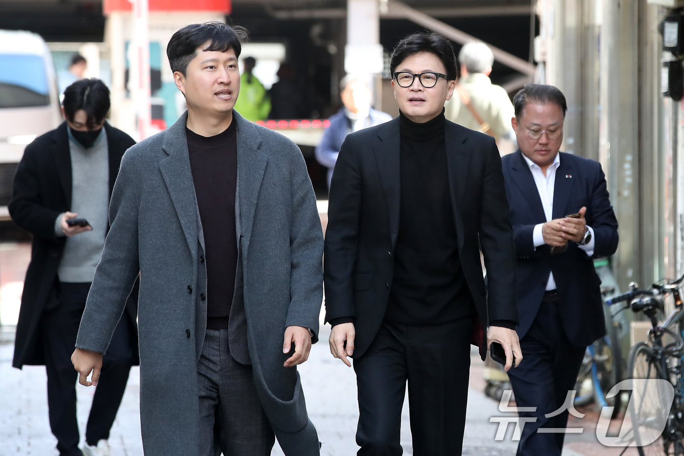 (대구=뉴스1) 공정식 기자 = 한동훈 전 국민의힘 대표가 25일 오후 대구 중구 교동 패션주얼리특구를 찾아 우재준 국민의힘(대구 북구갑) 의원과 식당으로 향하고 있다. 2026. …