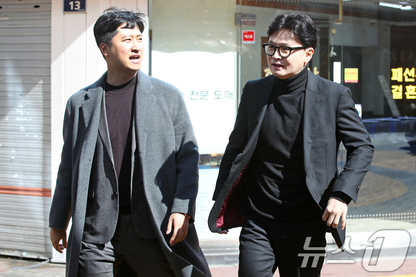 (대구=뉴스1) 공정식 기자 = 한동훈 전 국민의힘 대표가 25일 오후 대구 중구 교동 패션주얼리특구를 찾아 우재준 국민의힘(대구 북구갑) 의원과 식당으로 향하고 있다. 2026. …