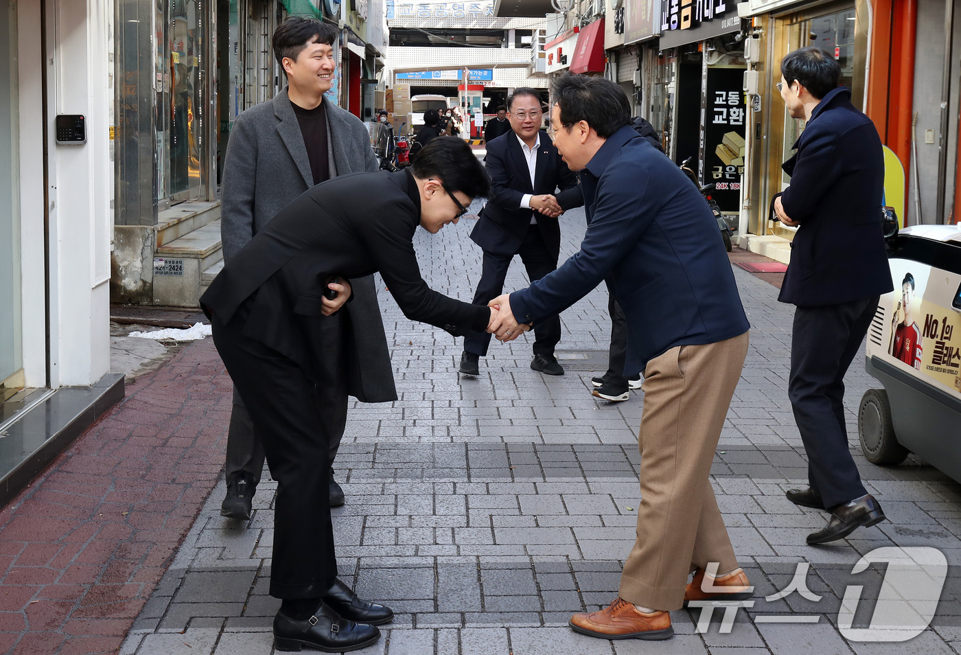 (대구=뉴스1) 공정식 기자 = 한동훈 전 국민의힘 대표가 25일 오후 대구 중구 교동 패션주얼리특구를 찾아 시민과 인사 나누고 있다. 2026.2.25/뉴스1