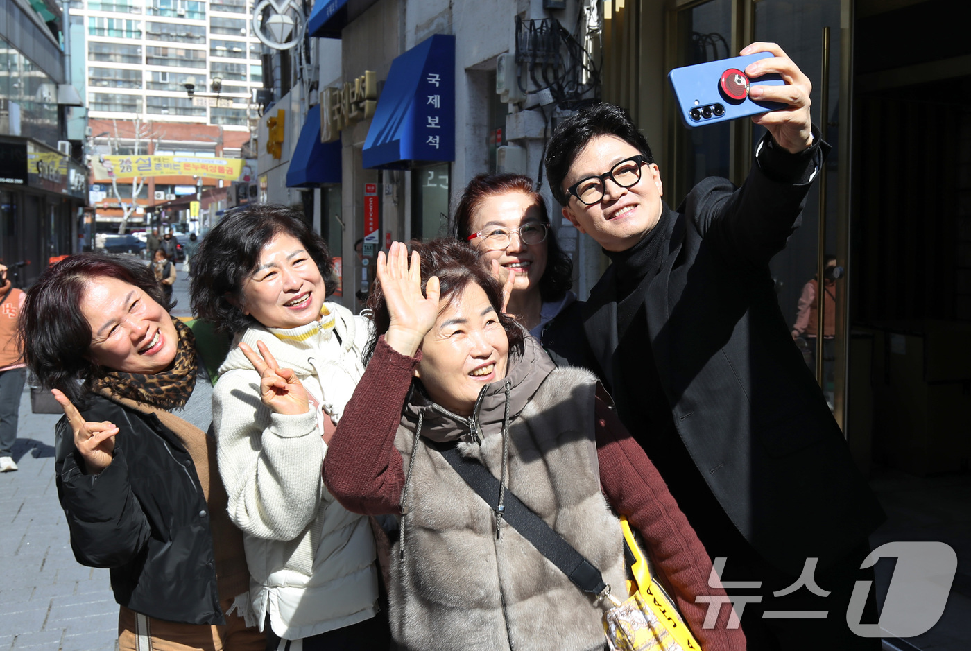 (대구=뉴스1) 공정식 기자 = 한동훈 전 국민의힘 대표가 25일 오후 대구 중구 교동 패션주얼리특구를 찾아 시민들의 요청에 함께 기념촬영을 하고 있다. 2026.2.25/뉴스1