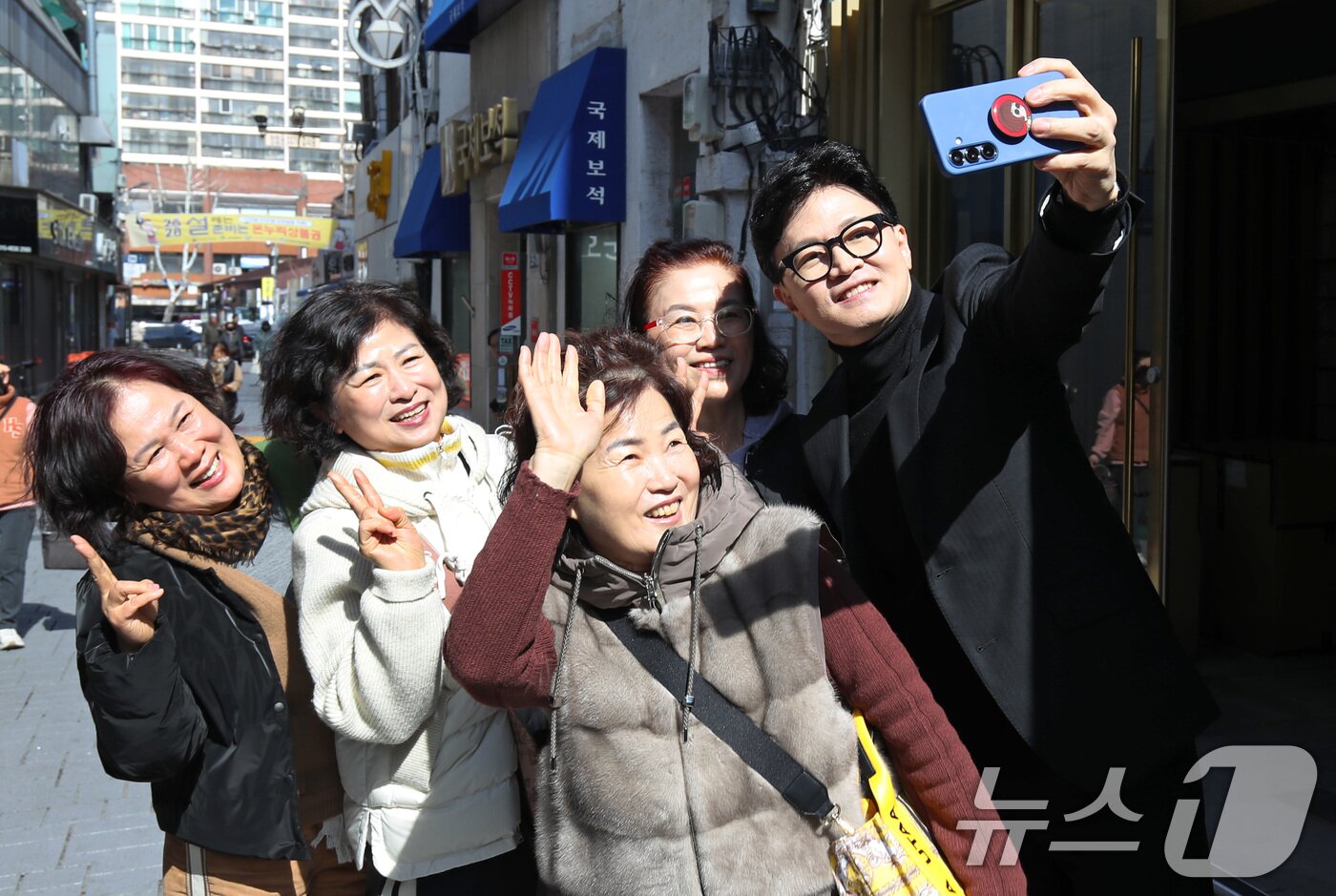 본문 이미지 - 한동훈 전 국민의힘 대표가 25일 오후 대구 중구 교동 패션주얼리특구를 찾아 시민들과 기념촬영을 하고 있다. 2026.2.25 ⓒ 뉴스1 공정식 기자