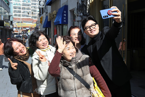 대구시민과 기념촬영하는 한동훈 전 대표