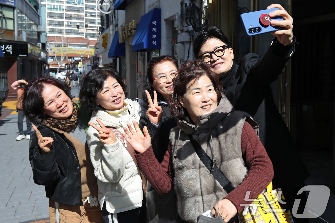 (대구=뉴스1) 공정식 기자 = 한동훈 전 국민의힘 대표가 25일 오후 대구 중구 교동 패션주얼리특구를 찾아 시민들의 요청에 함께 기념촬영을 하고 있다. 2026.2.25/뉴스1