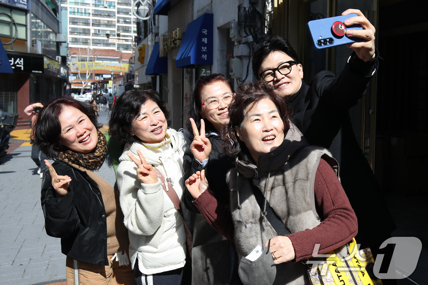 (대구=뉴스1) 공정식 기자 = 한동훈 전 국민의힘 대표가 25일 오후 대구 중구 교동 패션주얼리특구를 찾아 시민들의 요청에 함께 기념촬영을 하고 있다. 2026.2.25/뉴스1