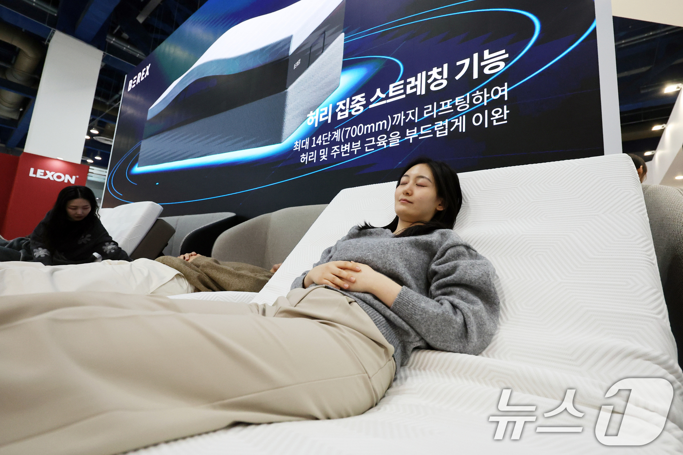 (서울=뉴스1) 황기선 기자 = 25일 서울 강남구 코엑스에서 열린 '제31회 서울리빙디자인페어' 코웨이 부스에서 관계자들이 힐링케어 브랜드 '비렉스(BEREX)' 신제품을 소개하 …