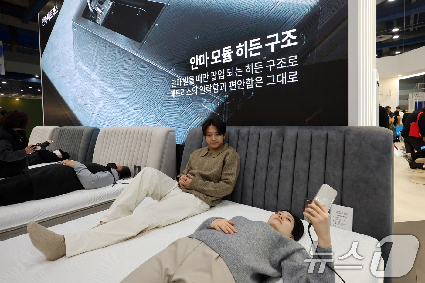 (서울=뉴스1) 황기선 기자 = 25일 서울 강남구 코엑스에서 열린 '제31회 서울리빙디자인페어' 코웨이 부스에서 관계자들이 힐링케어 브랜드 '비렉스(BEREX)' 신제품을 소개하 …