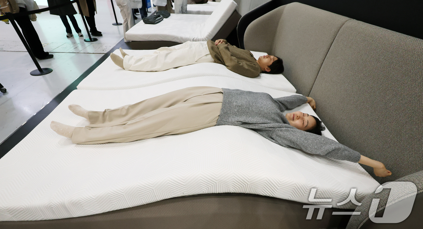 (서울=뉴스1) 황기선 기자 = 25일 서울 강남구 코엑스에서 열린 '제31회 서울리빙디자인페어' 코웨이 부스에서 관계자들이 힐링케어 브랜드 '비렉스(BEREX)' 신제품을 소개하 …