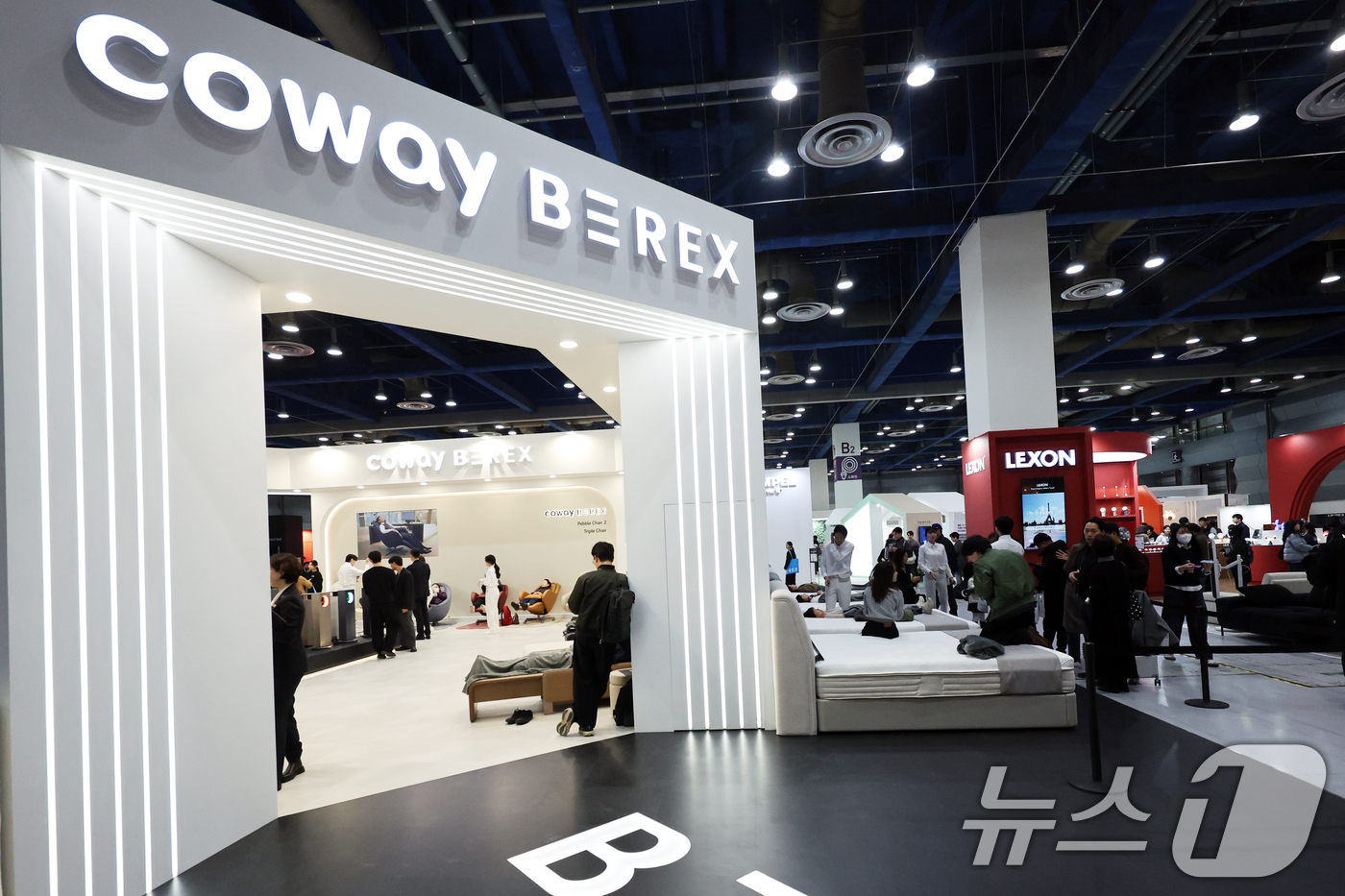 (서울=뉴스1) 황기선 기자 = 25일 서울 강남구 코엑스에서 열린 '제31회 서울리빙디자인페어' 코웨이 부스에서 관람객들이 부스를 살펴보고 있다.코웨이는 이번 전시에서 비렉스 스 …