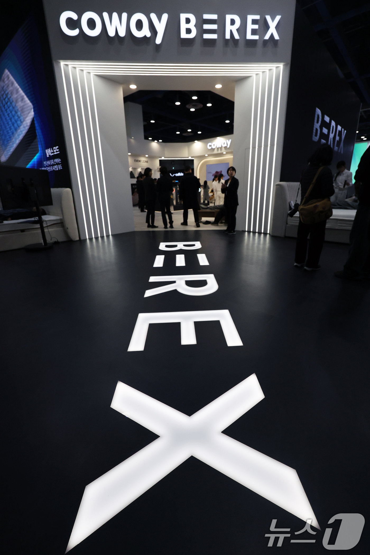 (서울=뉴스1) 황기선 기자 = 25일 서울 강남구 코엑스에서 열린 '제31회 서울리빙디자인페어' 코웨이 부스에서 관람객들이 부스를 살펴보고 있다.코웨이는 이번 전시에서 비렉스 스 …