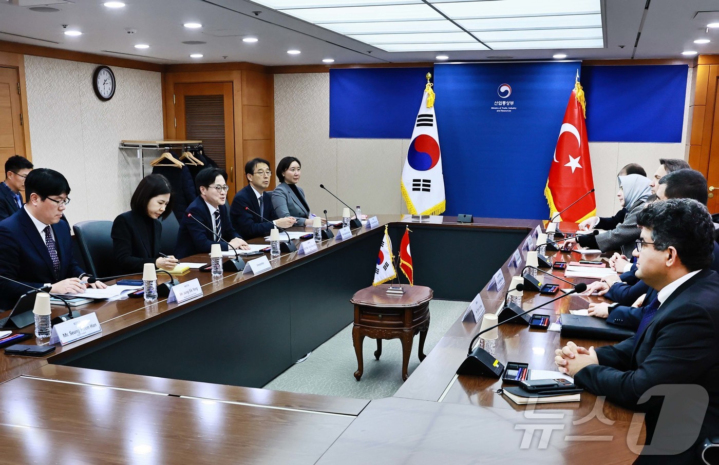 (서울=뉴스1) = 김정관 산업통상부 장관이 25일 오후 서울 서초구 대한무역투자진흥공사 회의실에서 알파슬란 바이락타르 튀르키예 에너지천연자원부 장관과 면담을 하고 있다. (산업통 …