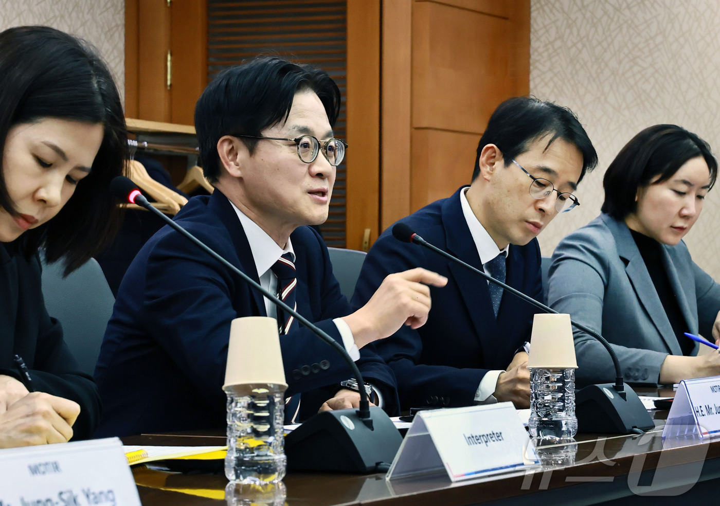 (서울=뉴스1) = 김정관 산업통상부 장관이 25일 오후 서울 서초구 대한무역투자진흥공사 회의실에서 알파슬란 바이락타르 튀르키예 에너지천연자원부 장관과 면담을 하고 있다. (산업통 …