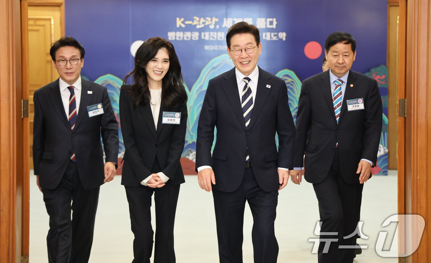 본문 이미지 - 이재명 대통령이 25일 청와대에서 열린 확대국가관광전략회의에 입장하고 있다. 왼쪽부터 김민석 국무총리, 이부진 한국방문의해위원장, 이 대통령, 구윤철 부총리 겸 재정경제부 장관 2026.2.25 ⓒ 뉴스1 이재명 기자