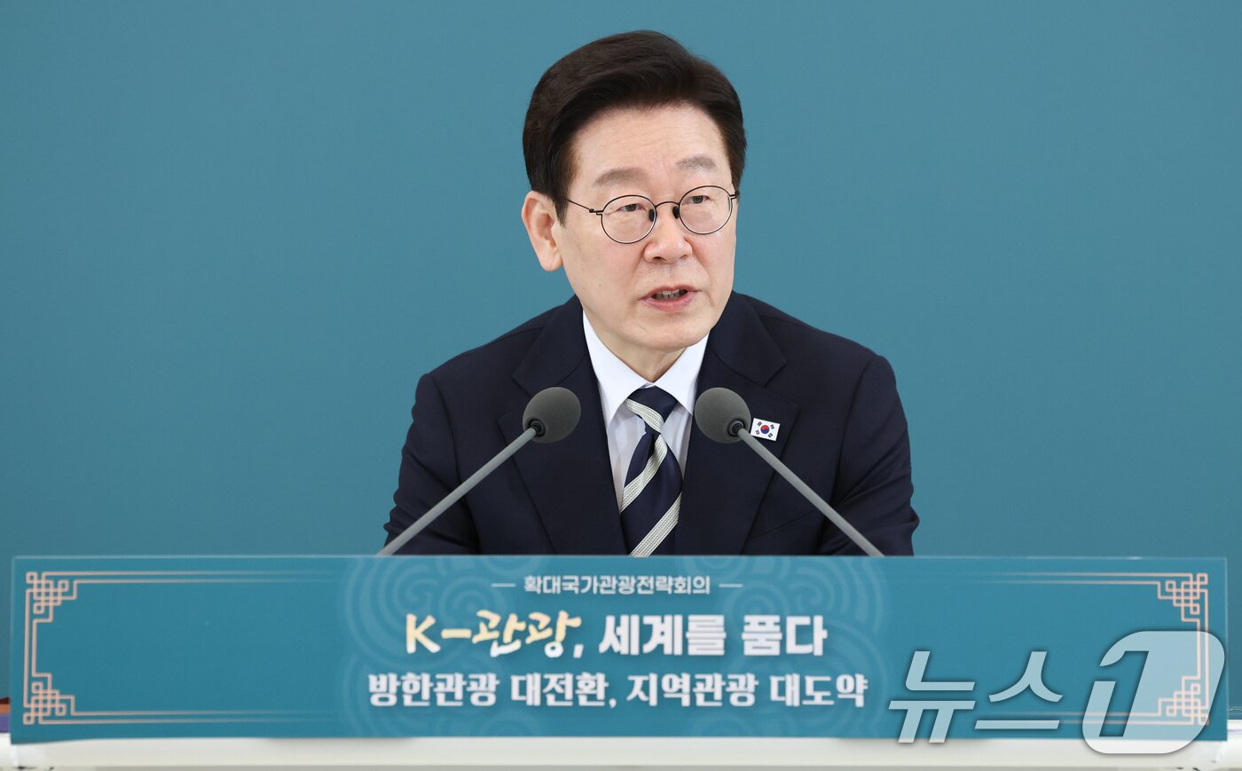 본문 이미지 - 이재명 대통령이 25일 청와대에서 열린 확대국가관광전략회의에서 발언하고 있다. 2026.2.25 ⓒ 뉴스1 이재명 기자
