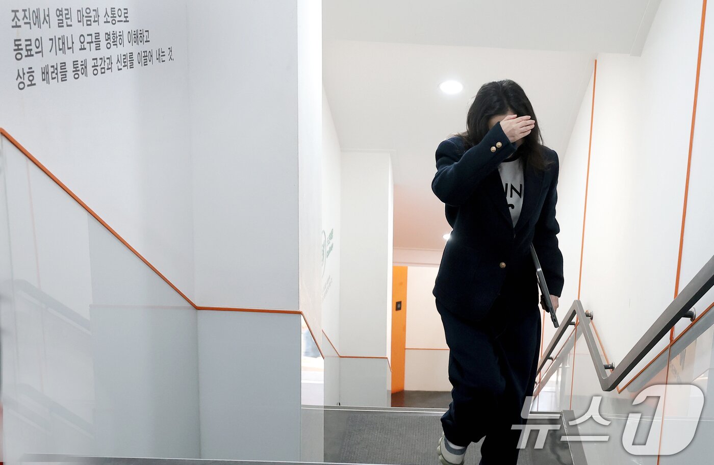 본문 이미지 - 민희진 오케이 레코즈 대표(전 어도어 대표)가 25일 서울 종로구 모처에서 열린 기자회견에 참석하고 있다. 앞서 지난 12일 서울중앙지법 민사합의31부(부장판사 남인수)는 하이브가 제기한 주주 간 계약 해지 확인 소송과 민 대표 측이 제기한 주식 매매 대금 청구 소송에서 모두 민 대표 측의 손을 들어줬다. 법원은 하이브가 민 대표에게 약 255억 원, 신 모 전 부대표에게 약 17억 원, 김 모 전 이사에게 약 14억 원을 각각 지급하라고 판결했다. 2026.2.25 ⓒ 뉴스1 권현진 기자