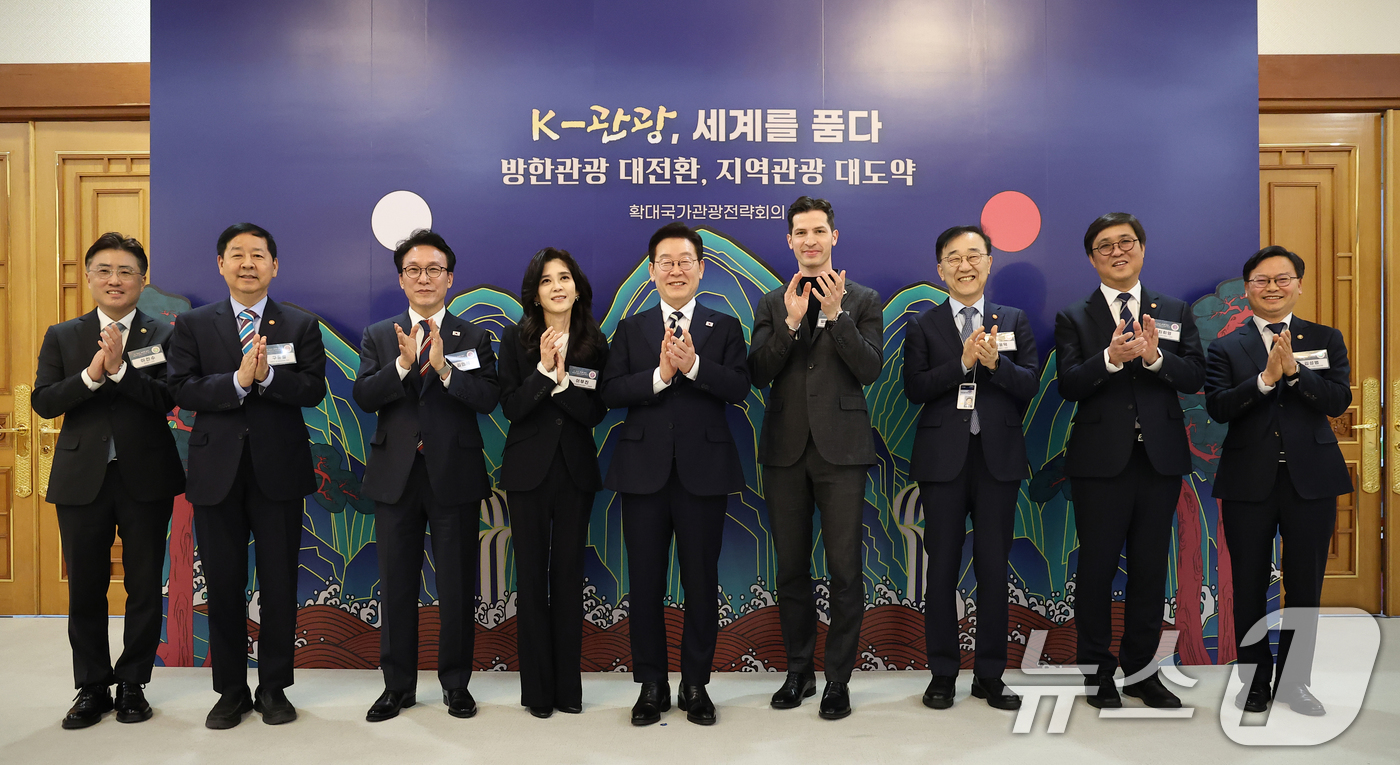 (서울=뉴스1) 이재명 기자 = 이재명 대통령이 25일 청와대에서 열린 확대국가관광전략회의에 앞서 참석자와 기념촬영을 하고 있다. 왼쪽부터 이진수 법무부 차관, 구윤철 부총리 겸 …