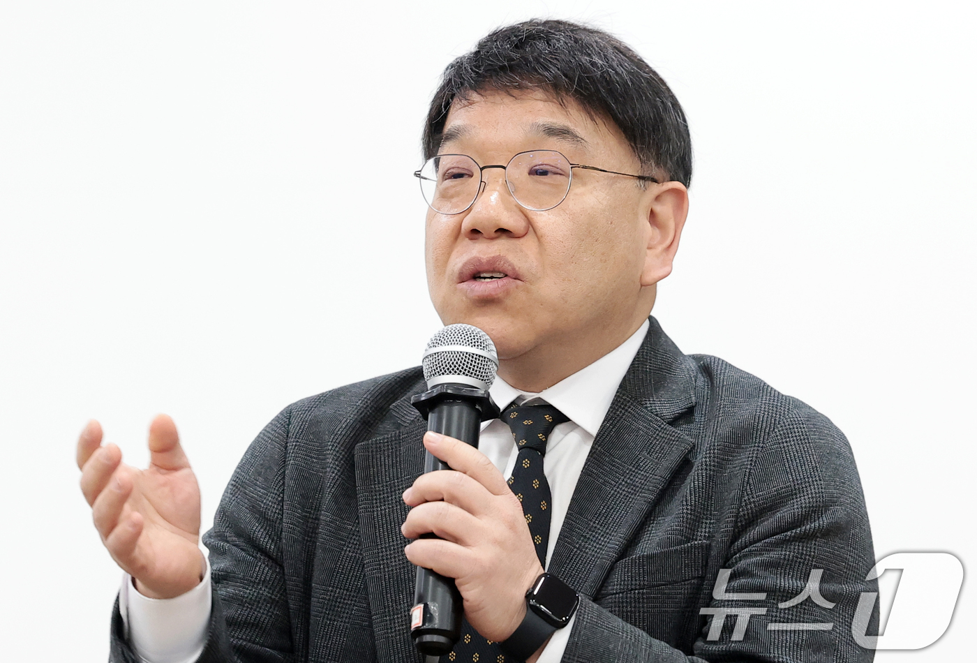 (서울=뉴스1) 권현진 기자 = 김선웅 변호사가 25일 서울 종로구 모처에서 열린 민희진 오케이 레코즈 대표(전 어도어 대표) 기자회견을 마친 뒤 취재진 질문에 답하고 있다.앞서 …