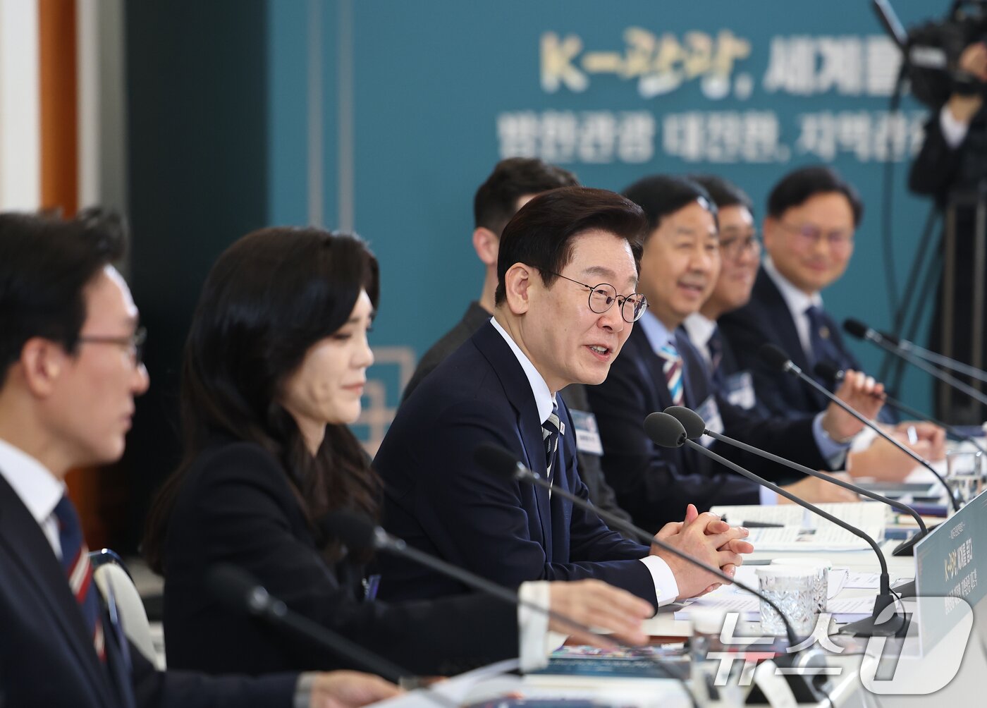 본문 이미지 - 이재명 대통령이 25일 청와대에서 열린 확대국가관광전략회의에서 발언하고 있다. 2026.2.25 ⓒ 뉴스1 이재명 기자