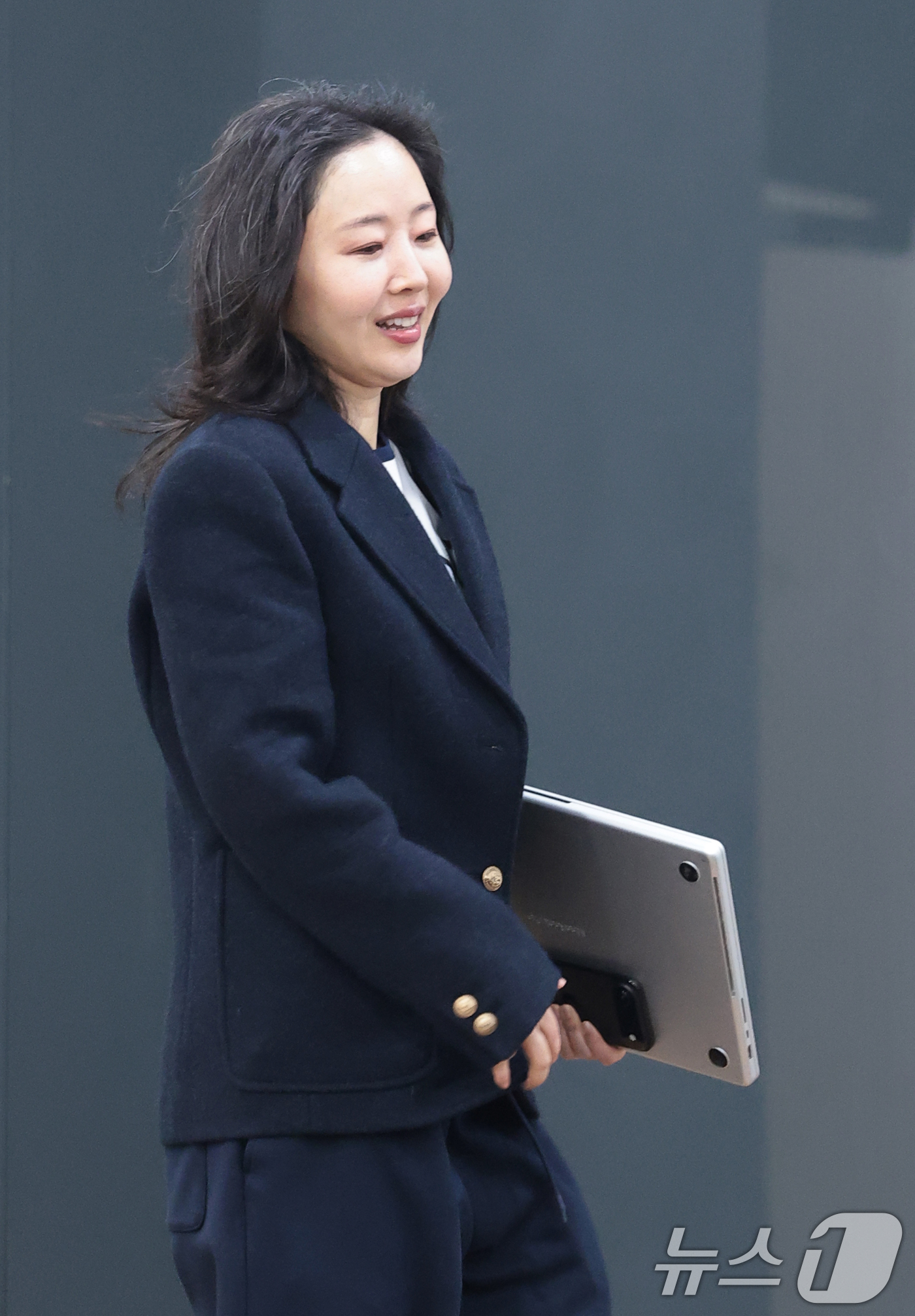 (서울=뉴스1) 권현진 기자 = 민희진 오케이 레코즈 대표(전 어도어 대표)가 25일 서울 종로구 모처에서 열린 기자회견에 참석하고 있다.앞서 지난 12일 서울중앙지법 민사합의31 …