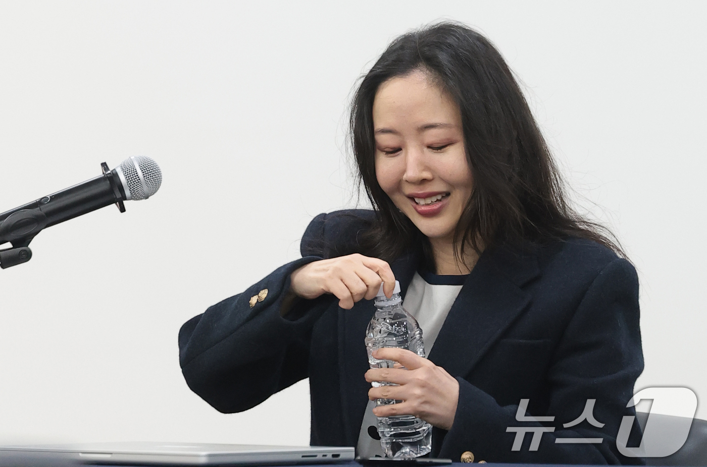 (서울=뉴스1) 권현진 기자 = 민희진 오케이 레코즈 대표(전 어도어 대표)가 25일 서울 종로구 모처에서 열린 기자회견에 참석해 물 뚜껑을 따고 있다.앞서 지난 12일 서울중앙지 …