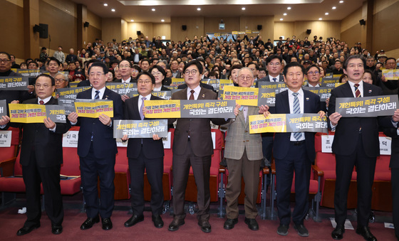 우 의장 "3·1절 국민투표법 통과"…5·18 헌법 전문 수록 박차