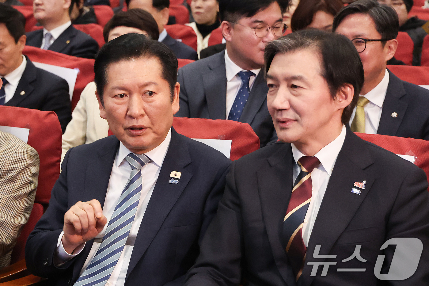 (서울=뉴스1) 신웅수 기자 = 정청래 더불어민주당 대표와 조국 조국혁신당 대표가 25일 서울 여의도 국회 의원회관에서 열린 5.18 정신 헌법전문수록 개헌 촉구 국민결의대회에서 …