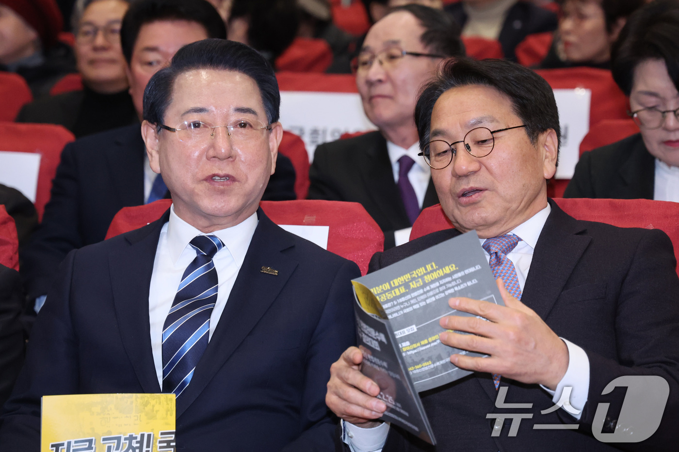 (서울=뉴스1) 신웅수 기자 = 김영록 전남도지사와 강기정 광주시장과 25일 서울 여의도 국회 의원회관에서 열린 5.18 정신 헌법전문수록 개헌 촉구 국민결의대회에서 대화하고 있다 …