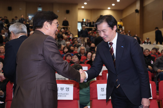 인사하는 우원식·조국