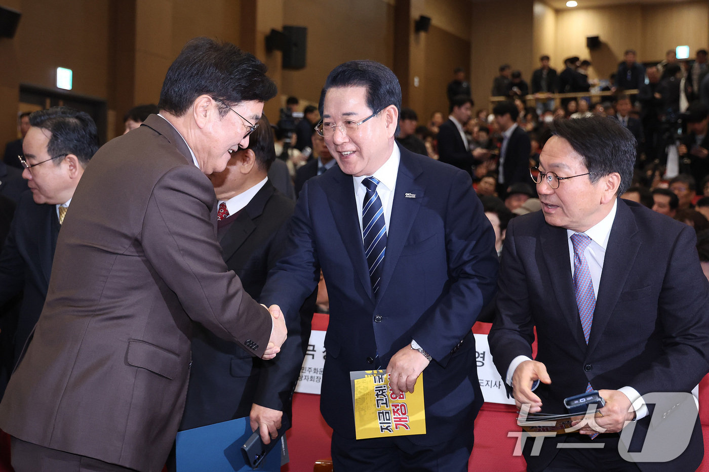 (서울=뉴스1) 신웅수 기자 = 우원식 국회의장이 25일 서울 여의도 국회 의원회관에서 열린 5.18 정신 헌법전문수록 개헌 촉구 국민결의대회에서 김영록 전남도지사, 강기정 광주시 …