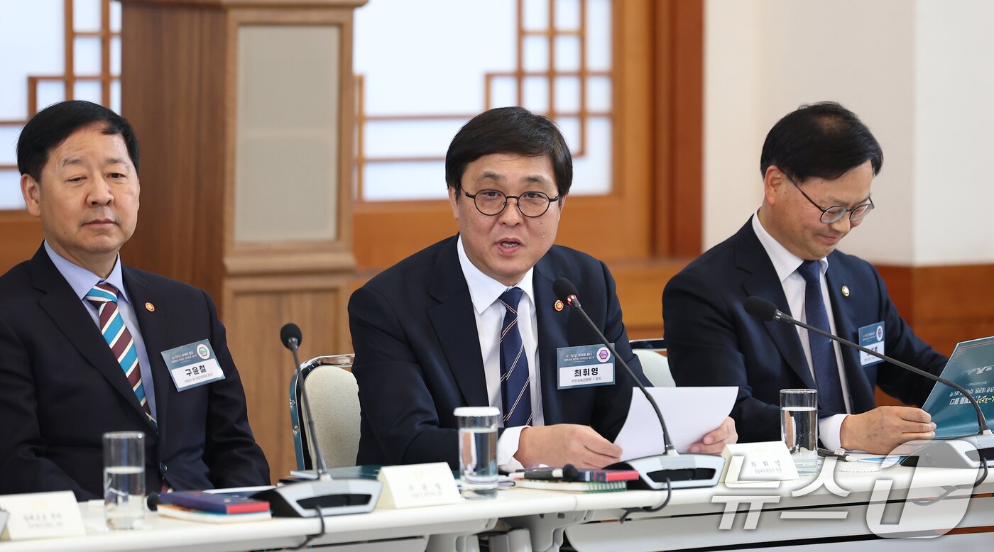 본문 이미지 - 최휘영 문체부 장관이 25일 청와대에서 열린 확대국가관광전략회의에서 'K관광 세계를 품다'를 주제로 안건보고를 하고 있다. 2026.2.25 ⓒ 뉴스1 이재명 기자