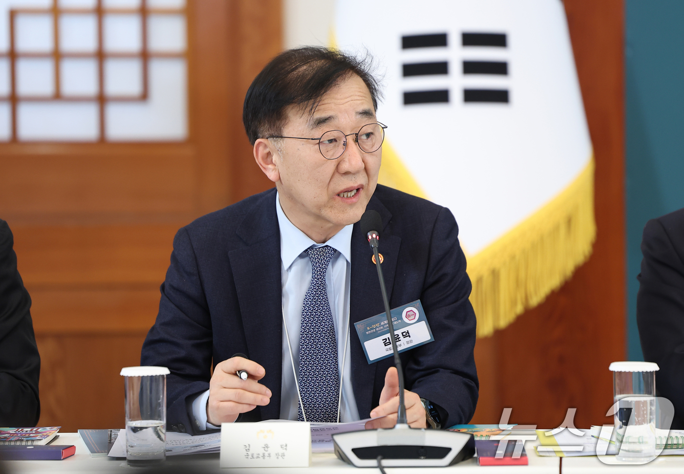 (서울=뉴스1) 이재명 기자 = 김윤덕 국토교통부 장관이 25일 청와대에서 열린 확대국가관광전략회의에서 '지방과 세계를 잇는 항공 운송 강화 방안'를 주제로 안건보고를 하고 있다. …