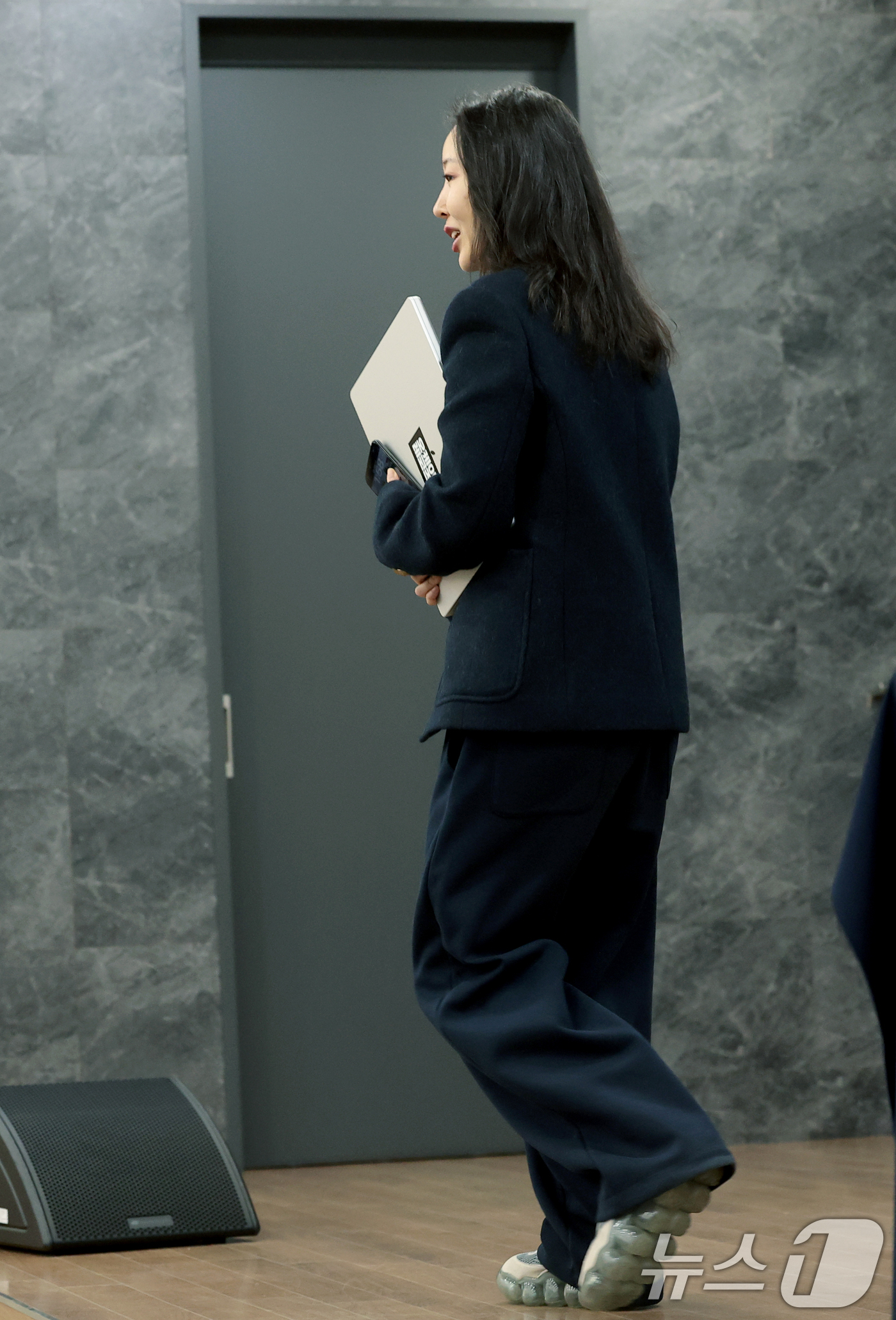 (서울=뉴스1) 권현진 기자 = 민희진 오케이 레코즈 대표(전 어도어 대표)가 25일 서울 종로구 모처에서 기자회견을 마친 뒤 이동하고 있다.앞서 지난 12일 서울중앙지법 민사합의 …